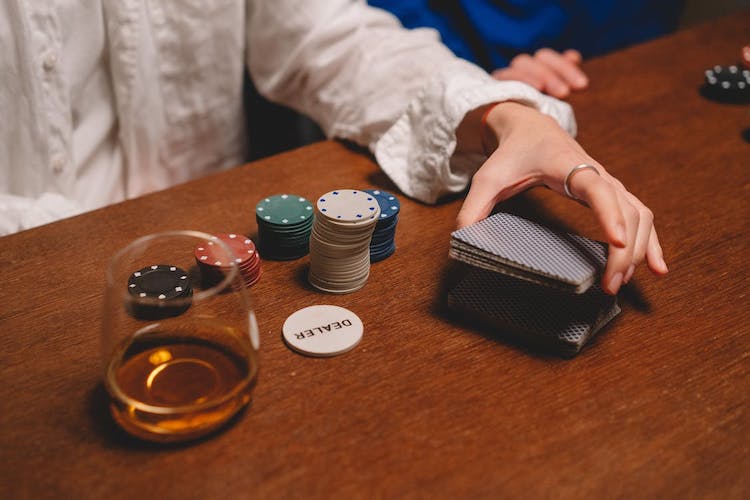 Top Poker Gifts For Whiskey Fans